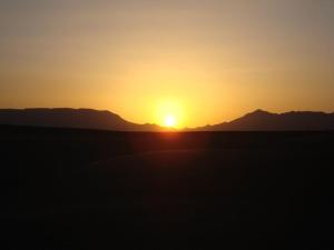 Nascer do sol entre as montanhas do deserto