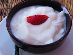 Iogurte marroquino, branco, com um pedaço de morango no centro