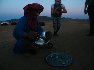 Berber servindo o chá de hortelã de boas vindas